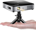 جهاز عرض صغير محمول واي فاي مع بلوتوث - جهاز عرض 500 ANSI DLP 1080P يدعم فيلم بيكو الجيب مع حامل ثلاثي القوائم، بطارية خارجية قابلة للشحن وبطارية قصيرة لهاتف iPhone/Android (DLP-1)